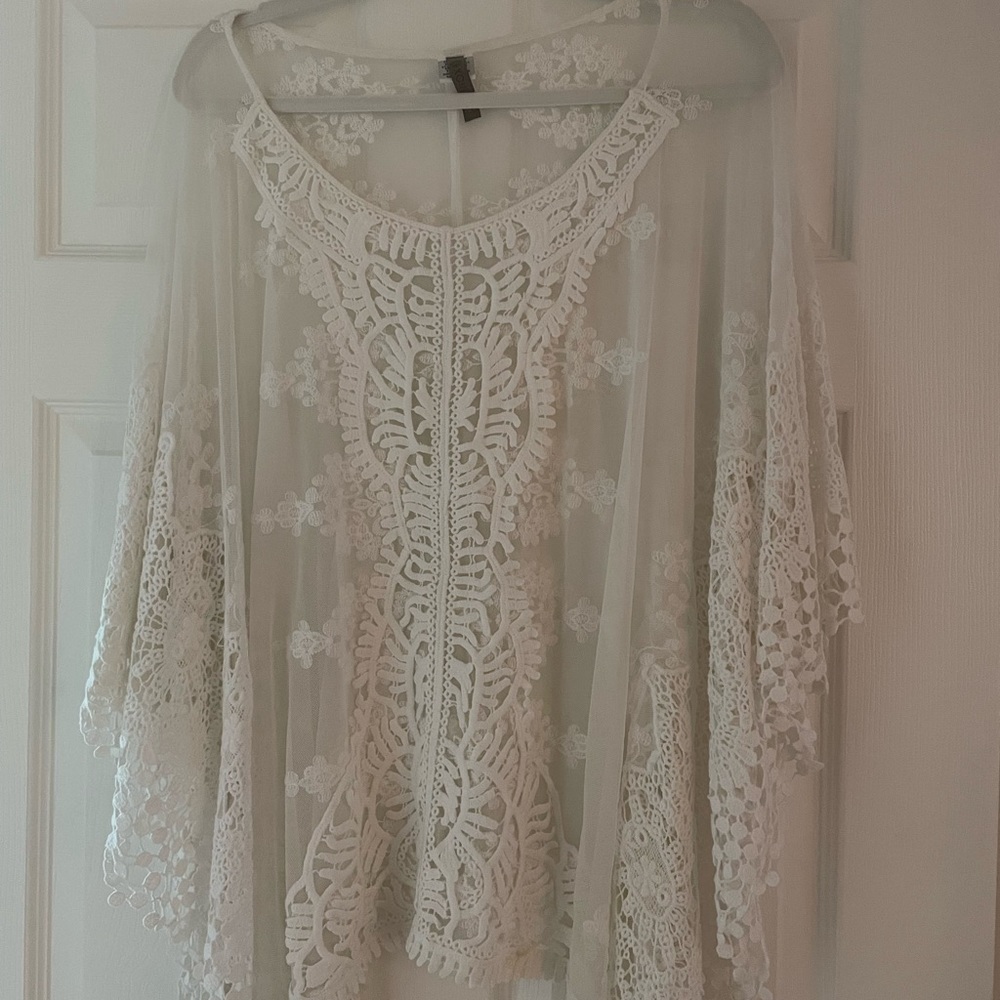 Beautiful White Lace Top in size M/L